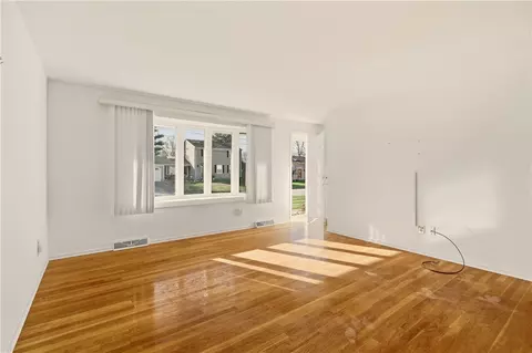 Living - 46 Tanglewood Dr, Riverside, RI 02915 photo 2 of 9