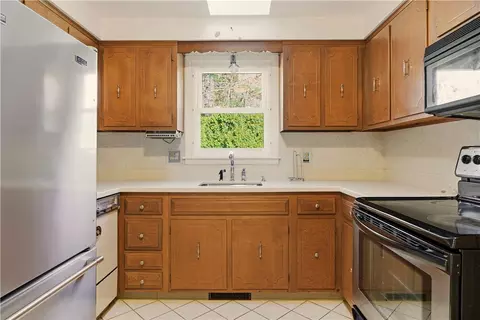 Kitchen - 46 Tanglewood Dr, Riverside, RI 02915 photo 1 of 3