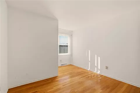 Bedroom - 46 Tanglewood Dr, Riverside, RI 02915 photo 2 of 9