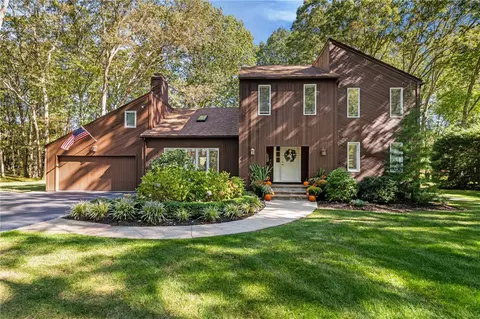 24 Greenwood Ln, Lincoln, RI 02865