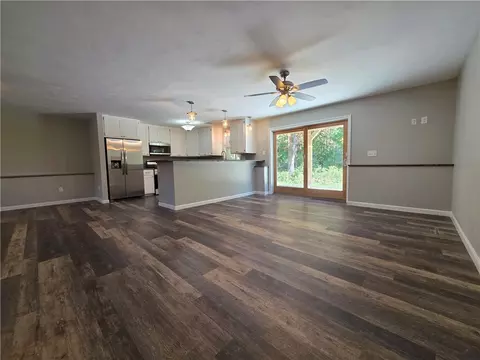 Living - 302 Chopmist Hill Rd, Glocester, RI 02814 photo 6 of 11