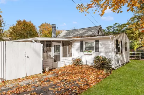 375 Namquid Dr, Warwick, RI 02886