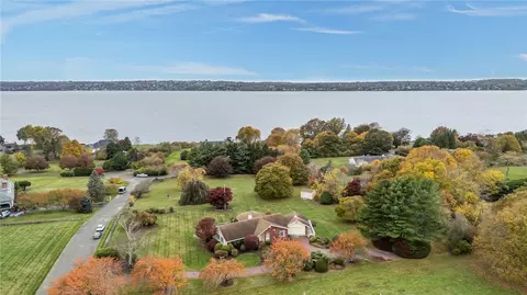 68 Riverscape Ln, Tiverton, RI 02878