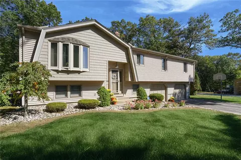 23 Maureen Dr, Smithfield, RI 02917