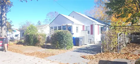 5 Booth Ave, Riverside, RI 02915