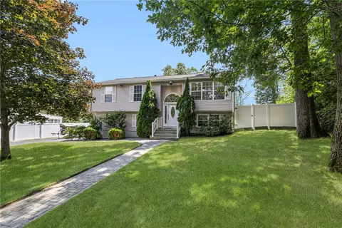 27 Tartaglia St, Johnston, RI 02919