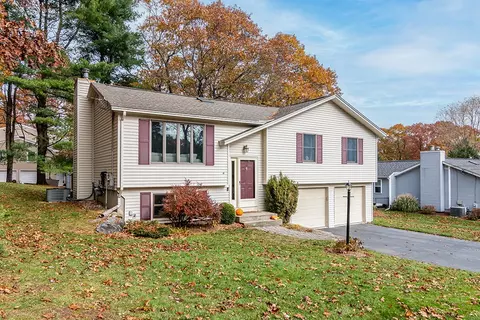 17 Wampum Dr, Warwick, RI 02886