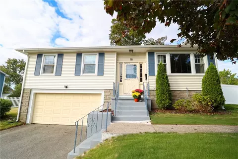 18 Meadowcrest Dr, Cumberland, RI 02864