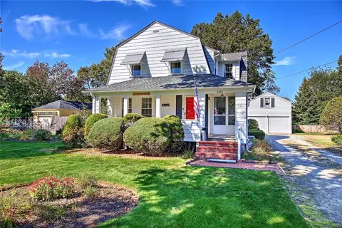 3383 W Shore Rd, Warwick, RI 02886