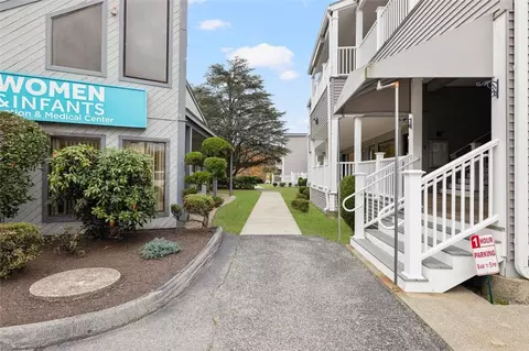 1050 Main St #1A, East Greenwich, RI 02818