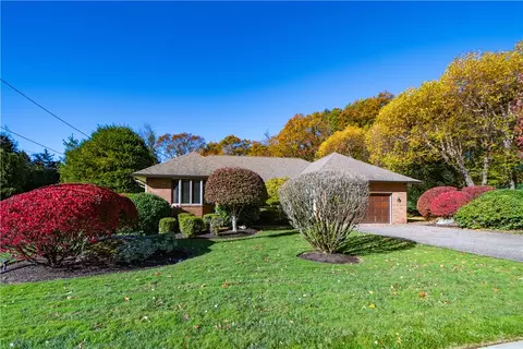 40 Phenix Ridge Dr, Cranston, RI 02921