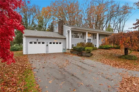 4 Fair Oaks Ct, Smithfield, RI 02828
