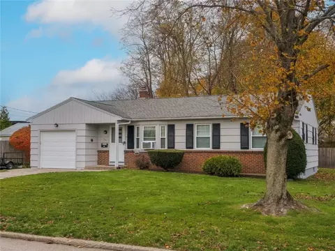110 Crest Dr, Pawtucket, RI 02861