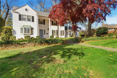 189 Summit Dr, Cranston, RI 02920
