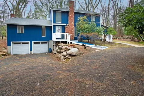 20 Holly Hill Ct, East Greenwich, RI 02818
