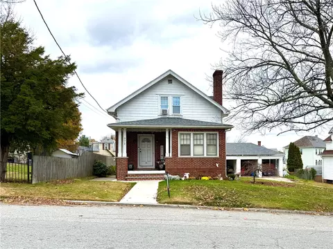 372 Farmington Ave, Cranston, RI 02920