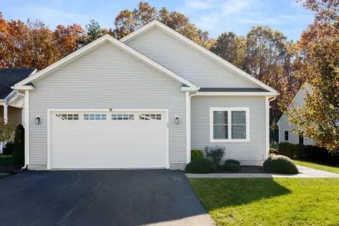 10 Pine Grove Ln, West Greenwich, RI 02817