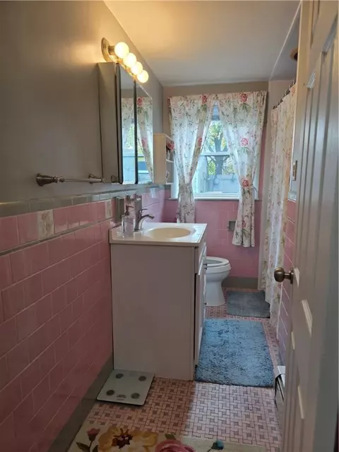 Bath - 52 Inez Ave, Warwick, RI 02886 photo 1 of 2