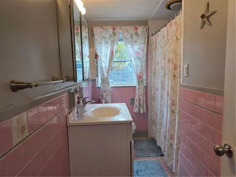Bath - 52 Inez Ave, Warwick, RI 02886 photo 2 of 2