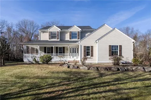 38 Kristen Ln, North Kingstown, RI 02852