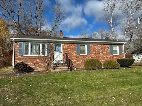 17 Colonial Dr, Warren, RI 02885