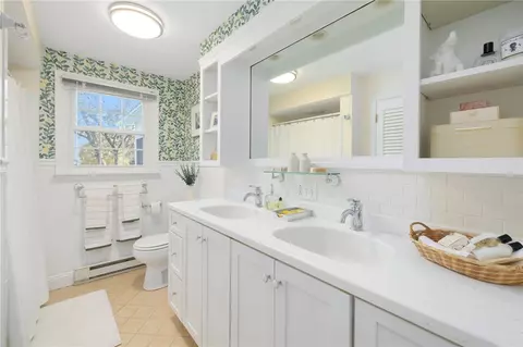 Bath - 46 Arrowhead Dr, Tiverton, RI 02878 photo 1 of 3