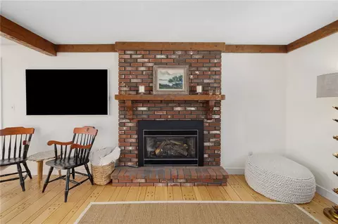 Living - 46 Arrowhead Dr, Tiverton, RI 02878 photo 4 of 5