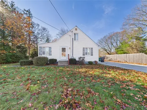985 Cedar Swamp Rd, Warwick, RI 02886