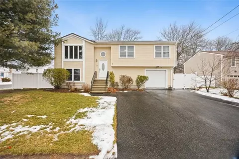 86 Branch Ave, Cumberland, RI 02864
