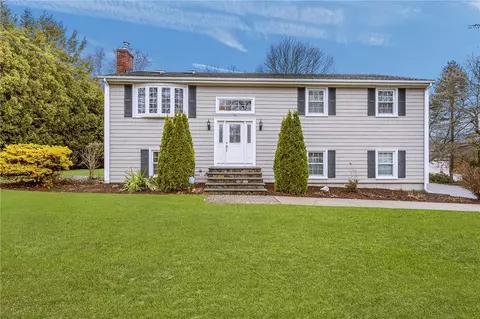 3 Betsy Dr, Bristol, RI 02809