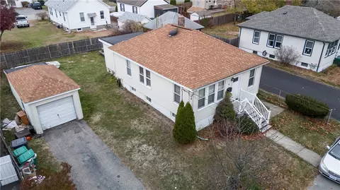 33 Hargraves St, Warwick, RI 02889