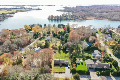 19 W Spruce St, Charlestown, RI 02813