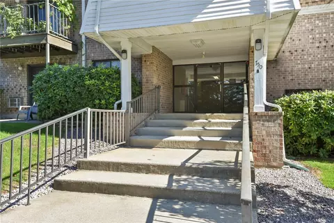 750 Quaker Ln #B101, East Greenwich, RI 02818