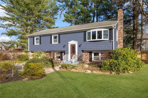 7 Cheshire Dr, Barrington, RI 02806