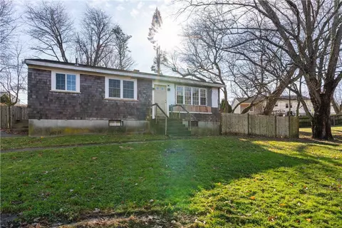 105 Borden Rd, Tiverton, RI 02878
