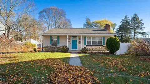 16 Eastman St, Warwick, RI 02886