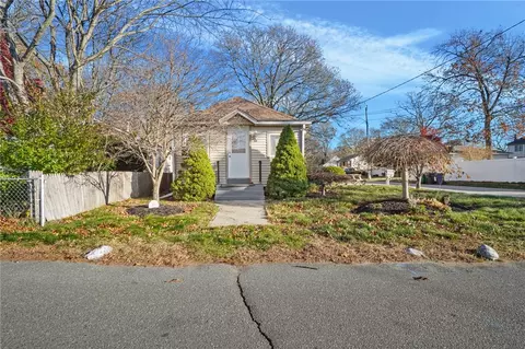 86 Glen Dr, Warwick, RI 02889