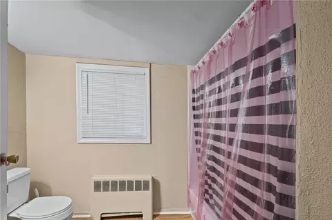 Bath - 86 Glen Dr, Warwick, RI 02889 photo 2 of 2