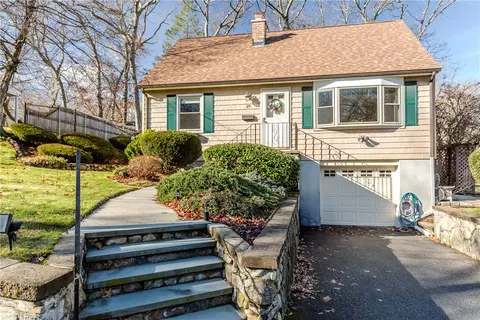 29 Julien St, Smithfield, RI 02917