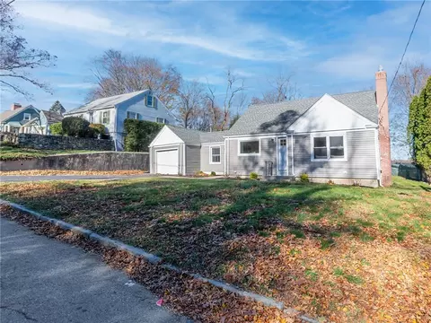 97 Woodland St, Lincoln, RI 02865