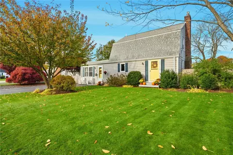 107 Glenwood Dr, Warwick, RI 02889