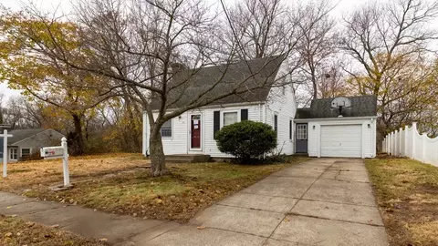 46 Roslyn Ave, Cranston, RI 02910