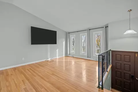 Living - 400 Cole Farm Rd, Warwick, RI 02889 photo 3 of 4