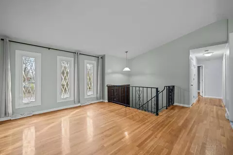 Living - 400 Cole Farm Rd, Warwick, RI 02889 photo 2 of 4