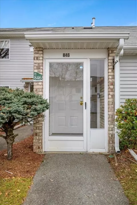 846 Halifax Dr, Warwick, RI 02886