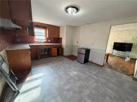 546 Robinson St, Woonsocket, RI 02895 photo 2