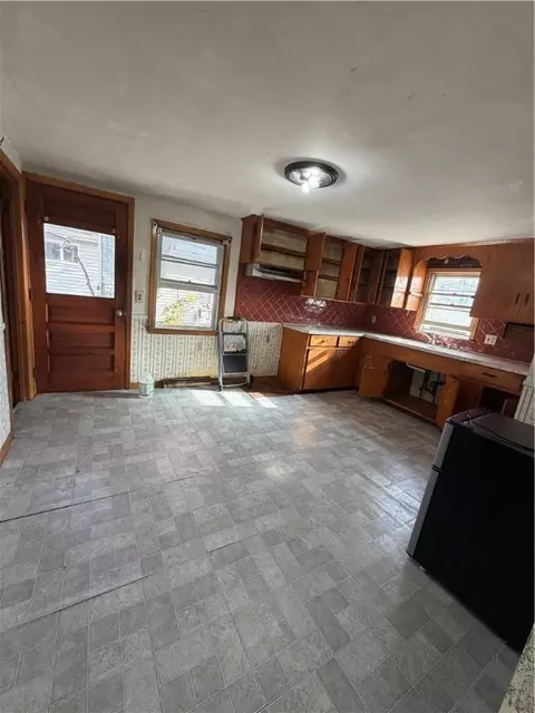 546 Robinson St, Woonsocket, RI 02895 photo 4