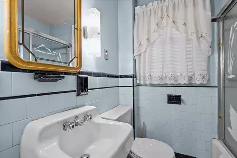Bath - 190 Chapmans Ave, Warwick, RI 02886 photo 1 of 2