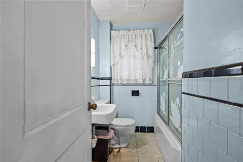 Bath - 190 Chapmans Ave, Warwick, RI 02886 photo 2 of 2