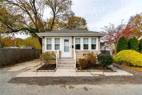 39 Mawney Ave, Warwick, RI 02889